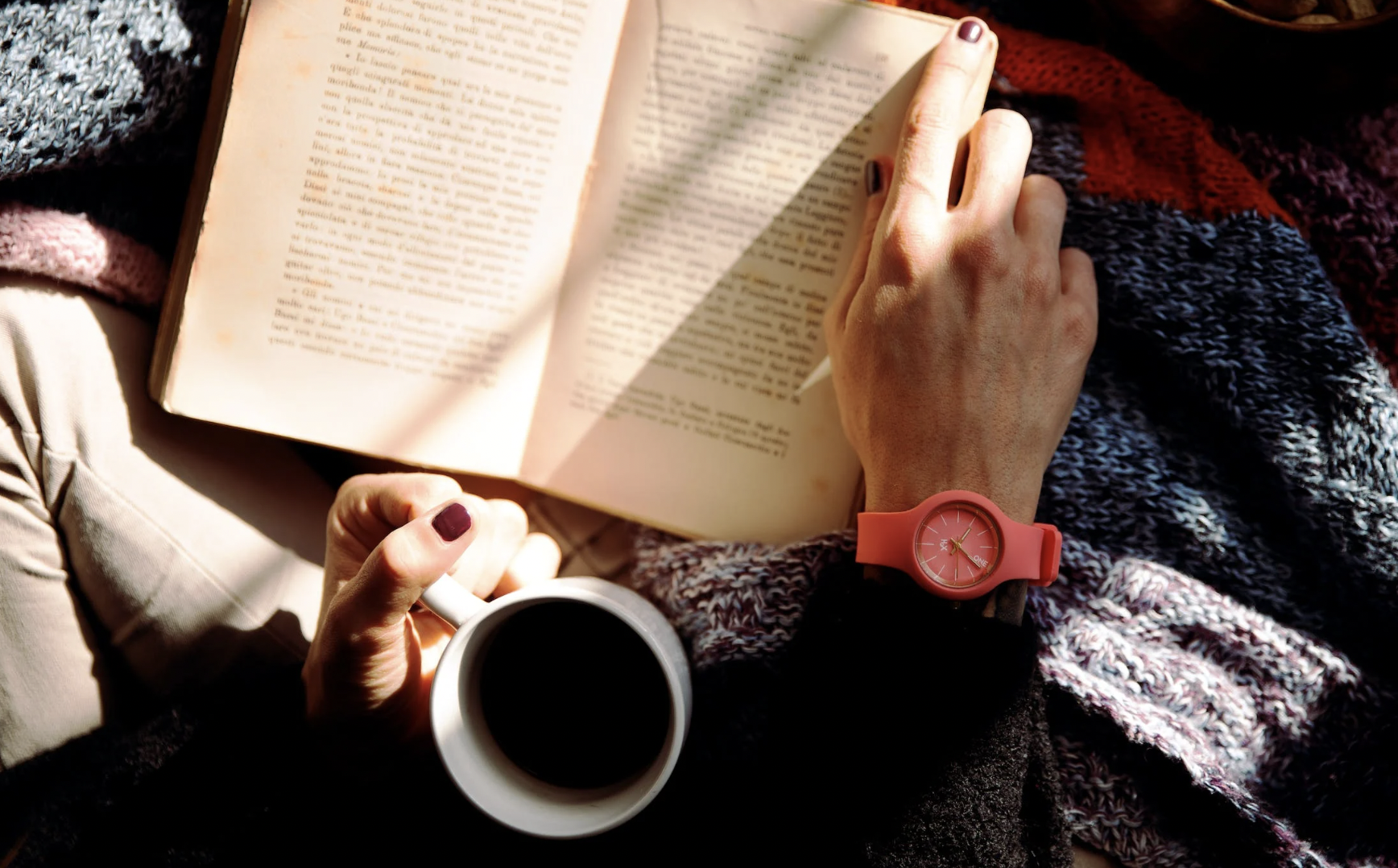 Reading helps you to. Хобби чтение. Приятные выходные с книжкой. Вдохновляющие книги. Книжное Вдохновение